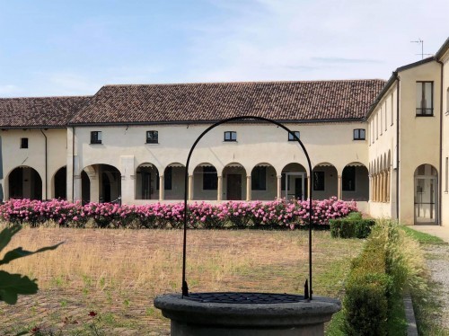 Corte Benedettina portico
