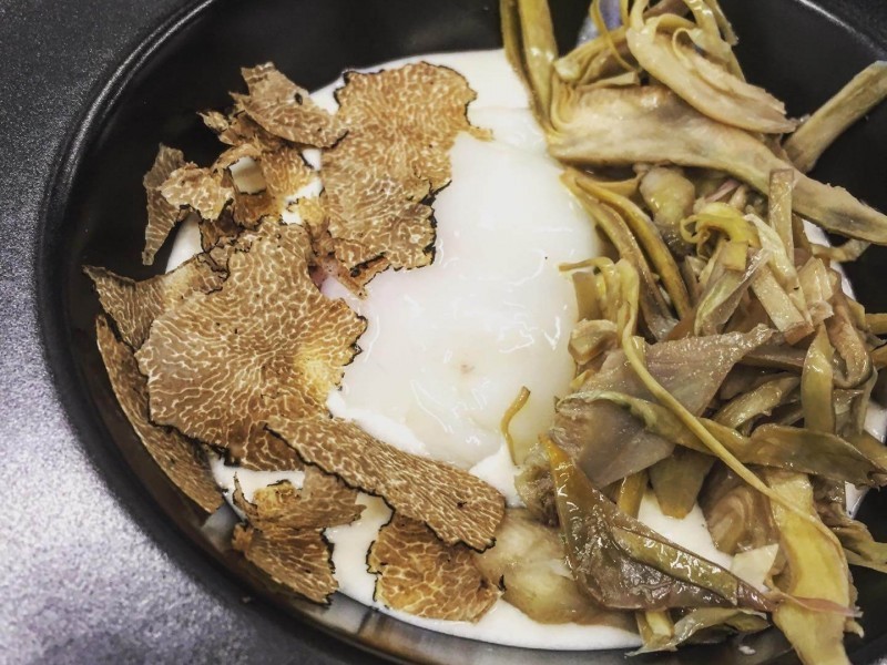 Piatto con tartufo e carciofi