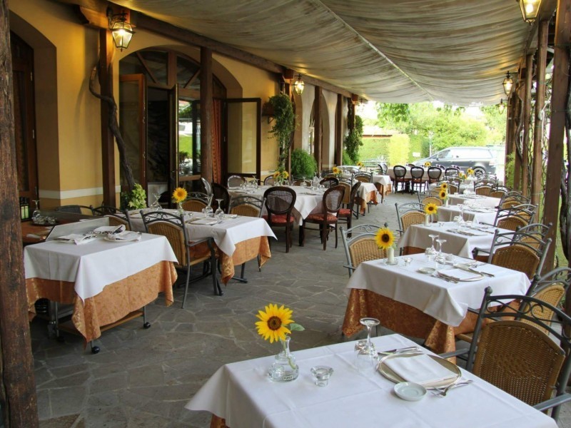 Portico esterno con tavoli